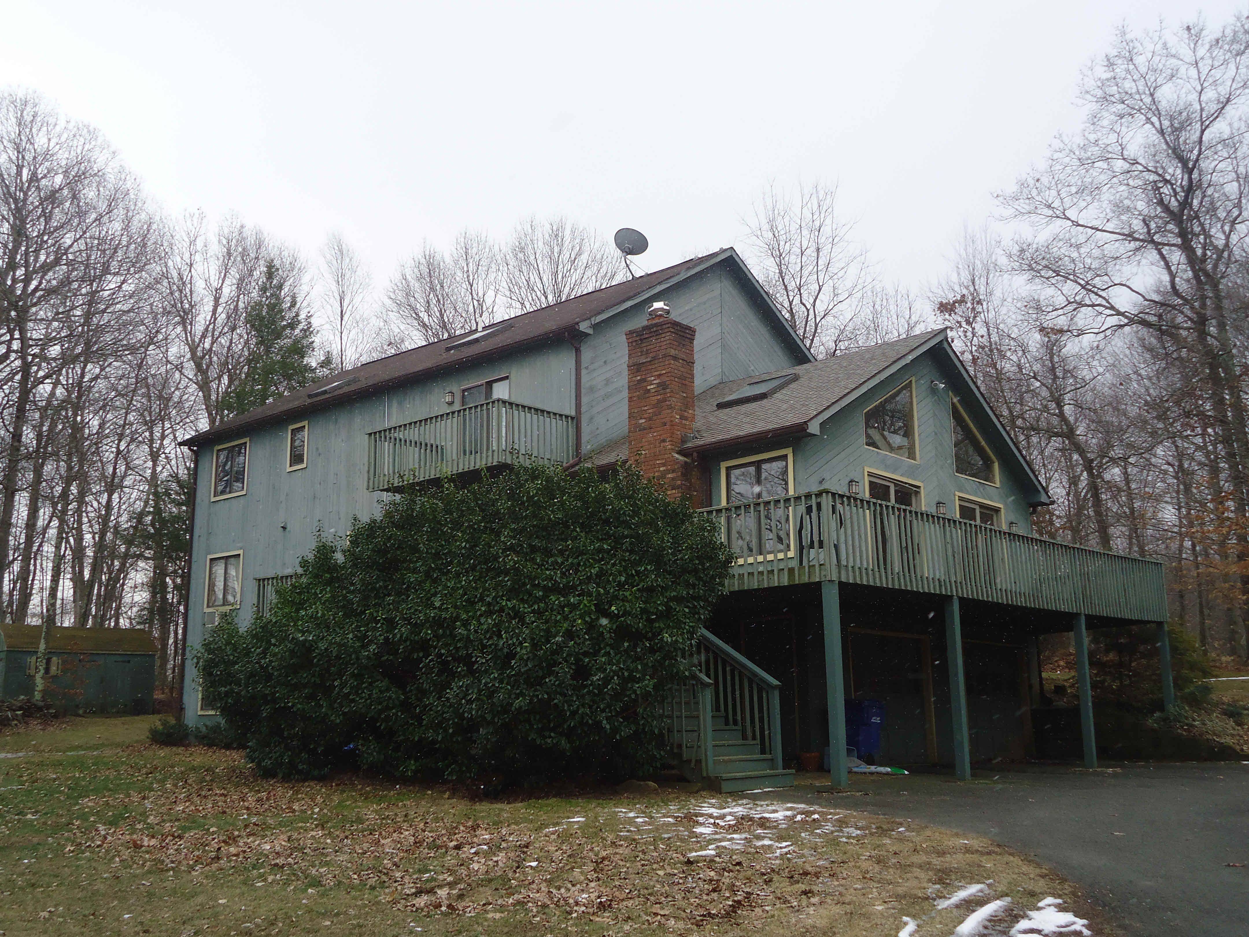 Building photograph for 17 LAUREL HILL RD
